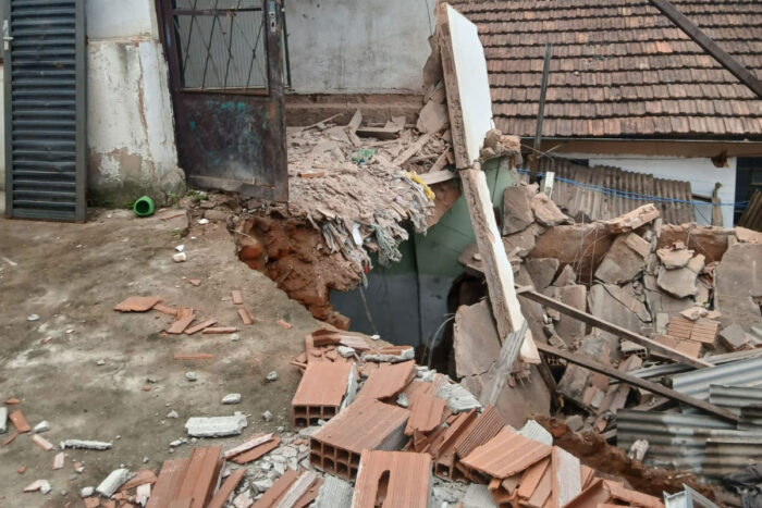 Casa desaba com moradores no Bairro Monte Castelo