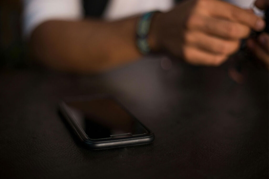 Empresário é condenado a pagar R$ 70 mil por falsa acusação em rede social 1 celular indenizaxao foto pexels