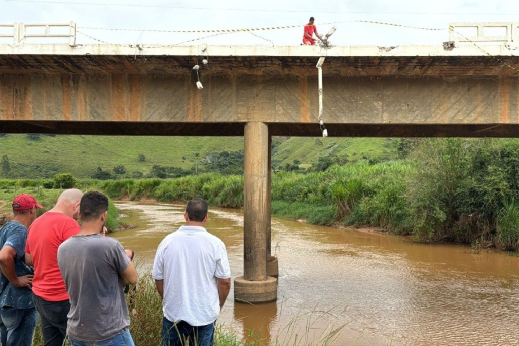 Bombeiros fazem buscas por idoso que caiu em rio após acidente com dois mortos na BR-116 1 fotos 48
