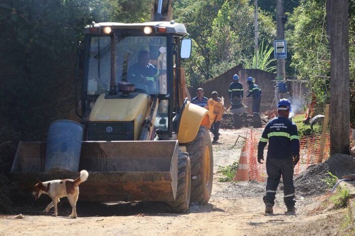 Com obras atrasadas, moradores do Granjas Triunfo sofrem com dificuldade de mobilidade dentro do bairro
