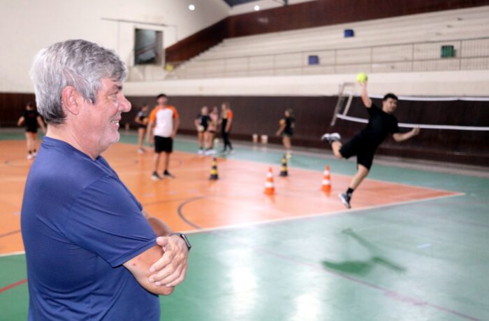 Referência no handebol escolar, Guto acumula 26 títulos em três décadas como professor 2 guto fala mestre 2 foto felipe couri