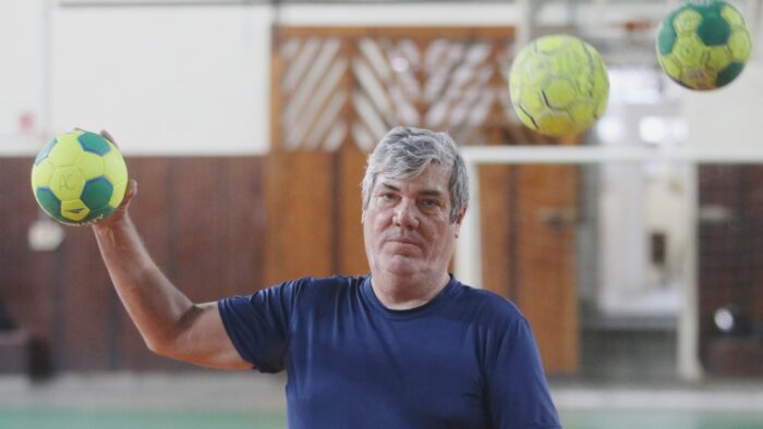 Referência no handebol escolar, Guto acumula 26 títulos em três décadas como professor 1 guto fala mestre 3 foto felipe couri
