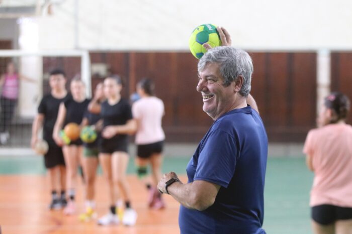 Referência no handebol escolar, Guto acumula 26 títulos em três décadas como professor 3 guto fala mestre. foto felipe couri 1