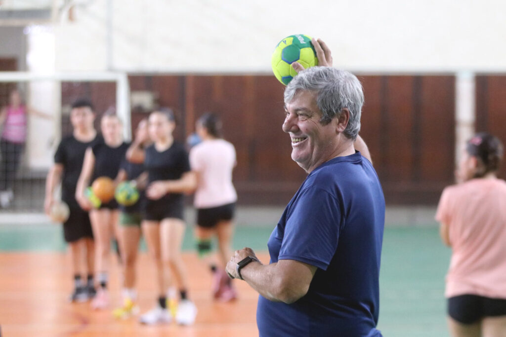 Referência no handebol escolar, Guto acumula 26 títulos em três décadas como professor 4 guto handebol