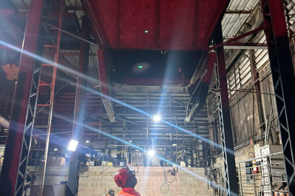 Trabalhador morre soterrado em fábrica às margens da BR-040 em Juiz de Fora 1 Homem morre soterrado por borracha triturada armazenada em silo