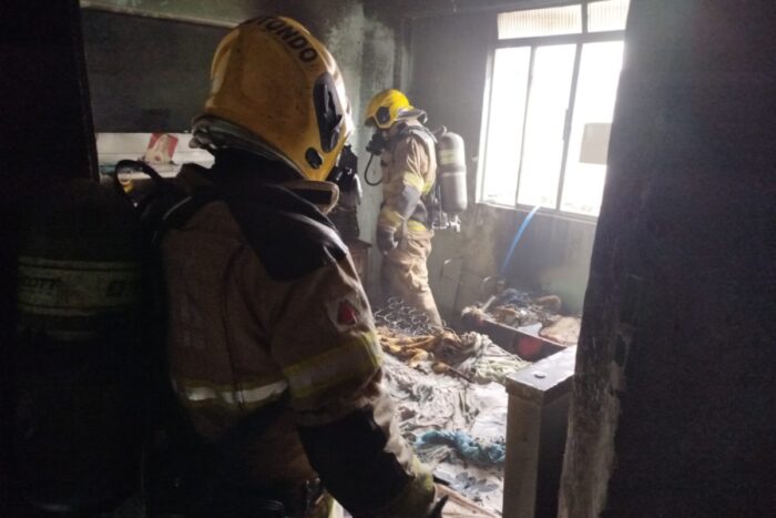Incêndio atinge casa após criança brincar com fósforo