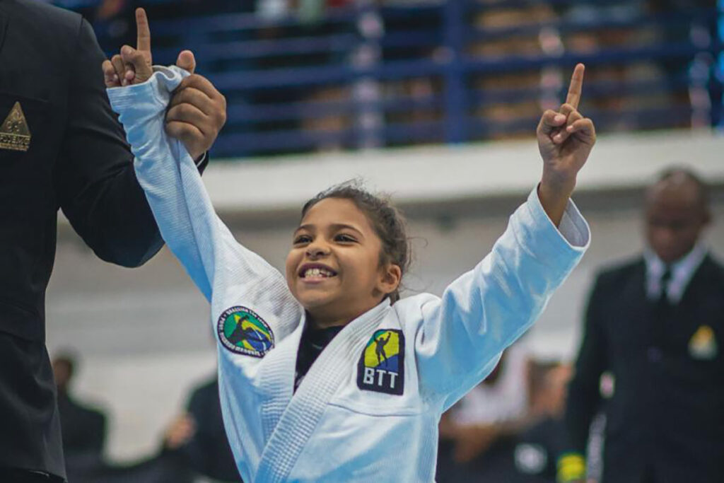 Invicta no judô há quatro anos e títulos no jiu-jitsu: conheça Isabella Caiafa, de 9 anos 3 jiu-jítsu