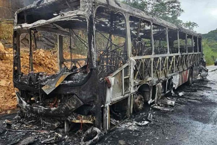 ônibus pega fogo