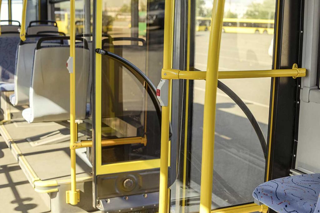 Idosa deve ser indenizada após queda dentro de ônibus em Minas 1 idosa