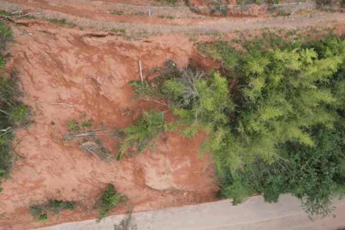 Estrada é interditada na Zona Sudeste por risco estrutural em encosta próxima à via 1 Estrada Athos Branco da Rosa