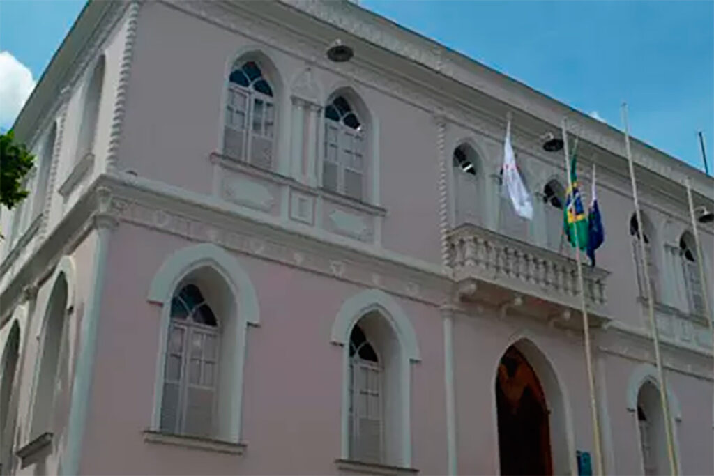 Prefeito de cidade da região é multado em R$ 15 mil por contratação sem concurso público 1 Prefeito de Visconde do Rio Branco é multado em R$15 mil por contratação sem concurso público