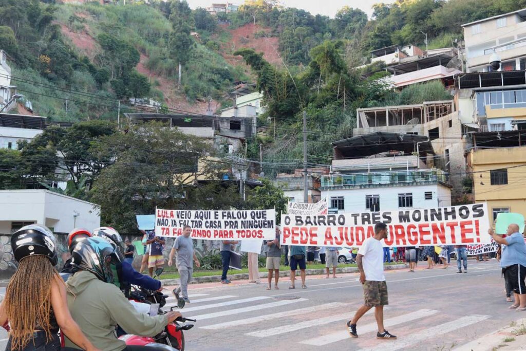 Dois meses após tragédia e com dificuldades de acesso ao auxílio, moradores do Três Moinhos fazem manifestação na Rua Diva Garcia 1 Dois meses após tragédia e com muitos sem auxílio, moradores do Três Moinhos fazem manifestação na Rua Diva Garcia