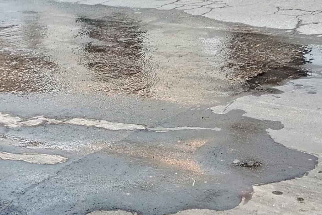 Vazamento na Zona Sul persiste há duas semanas e causa transtornos 2 vazamento