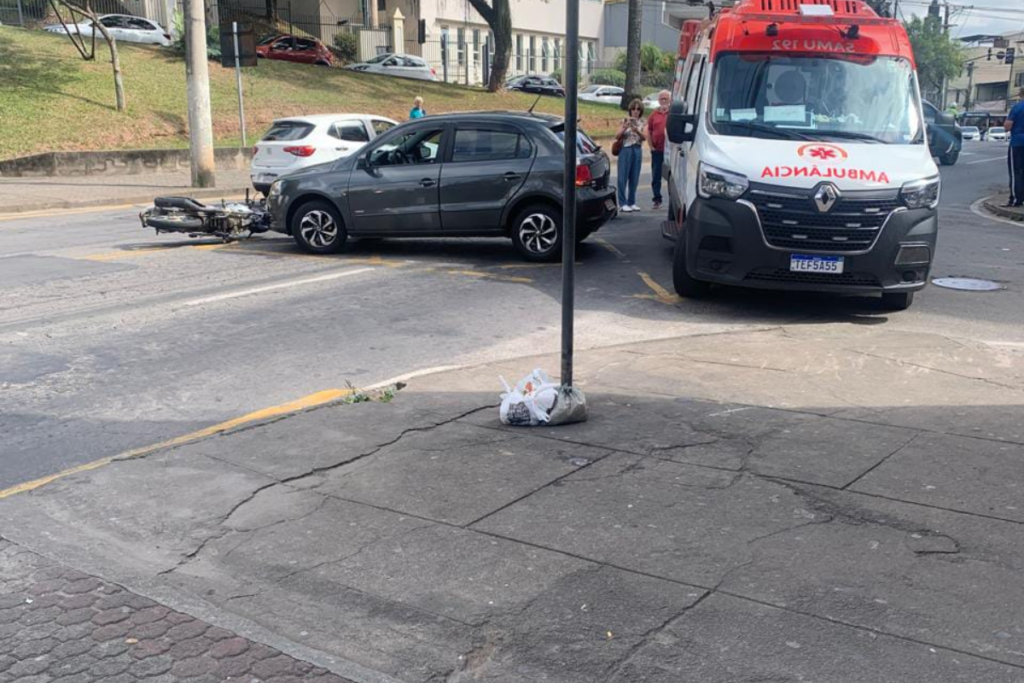 Motociclista de 24 anos foi atingido por um carro no Morro da Glória e levado ao HMTJ com dor na tíbia e sem sinais de fratura