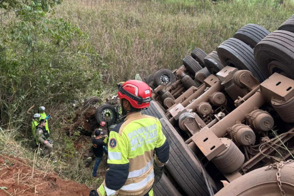 Carreta carregada de carvão perde o controle, cai de ponte de 30 metros na BR-040 e mata motorista de 60 anos próximo a Santos Dumont.