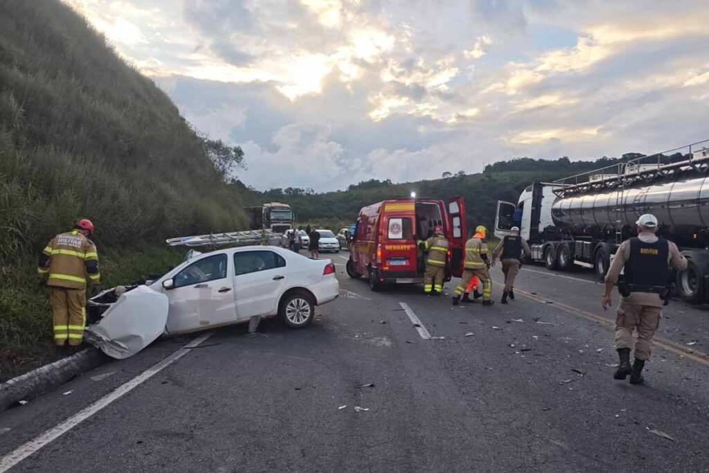 BR-265: colisão entre carro e carreta deixa duas pessoas feridas 
