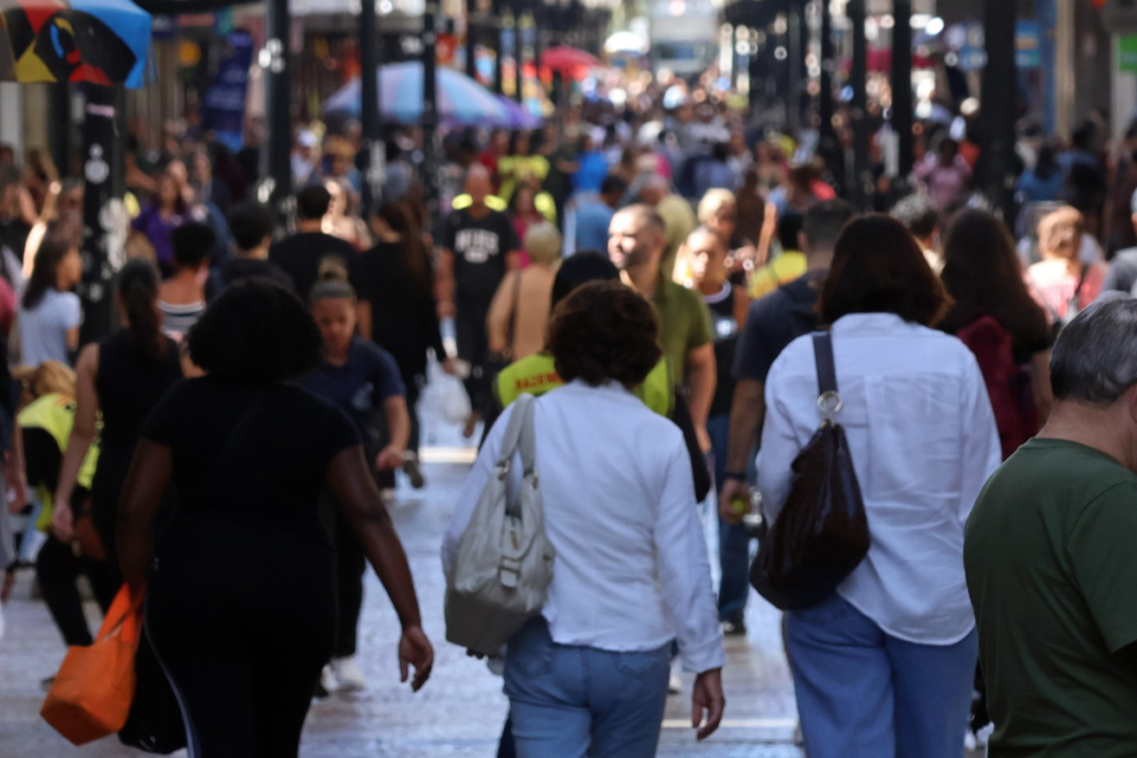 Levantamento mostra avanço de dívidas em atraso em Juiz de Fora e explica como juros, renda baixa e apostas pressionam famílias.