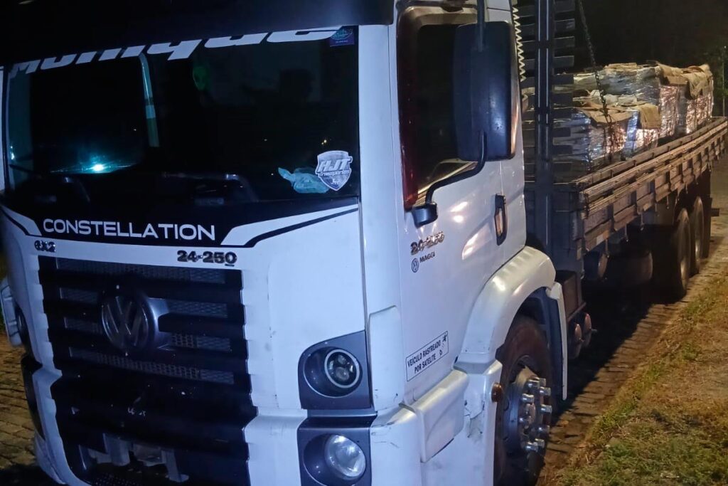 Caminhão com 16 toneladas de pedras sem nota fiscal e sem placa é apreendido na MGC-393 1 Caminhão-16-pedras-marroadas---PMR-Divulgação-(2)