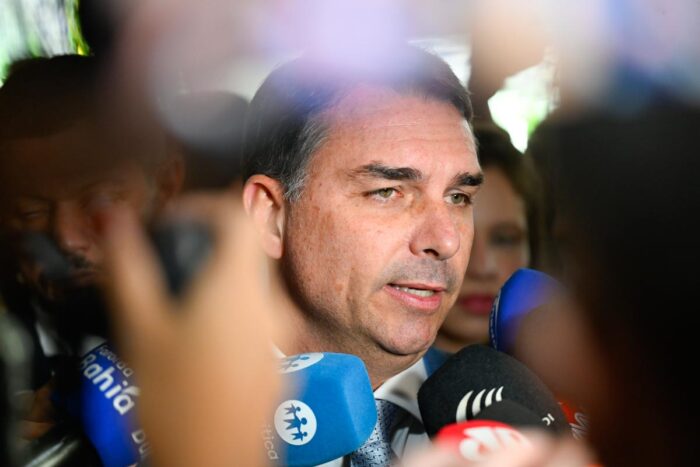 Atlas/Bloomberg: Flávio Bolsonaro lidera rejeição após áudio com Vorcaro