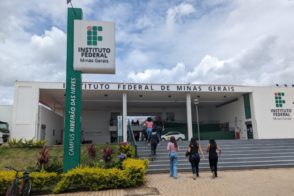 IFMG abre concurso com 33 vagas para professores em 12 cidades de Minas Gerais 1 IFMG seleciona professor substituto de Língua Portuguesa; salário chega a R$ 12,5 mil; inscrições até 3 de junho