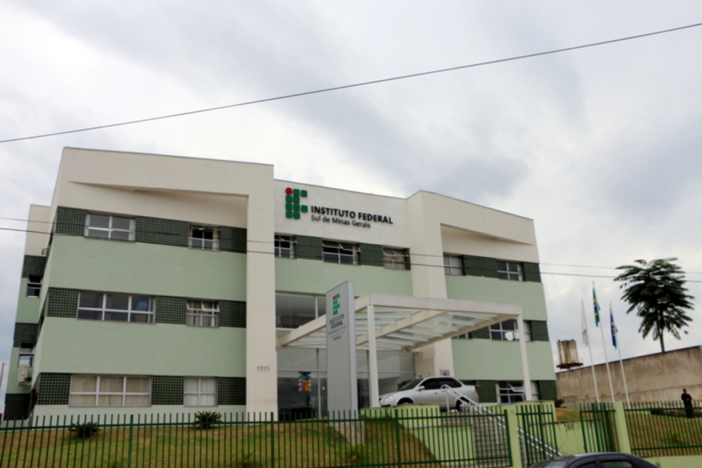 Instituto federal mineiro abre concurso para médico com salário de R$ 5,2 mil 1 IFSULDEMINAS abre duas vagas para médico, com salário de R$ 5,2 mil e inscrições disponíveis até 24 de maio.