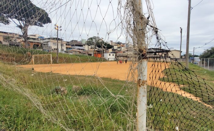 Moradores cobram revitalização de campo de várzea no Nova Era I