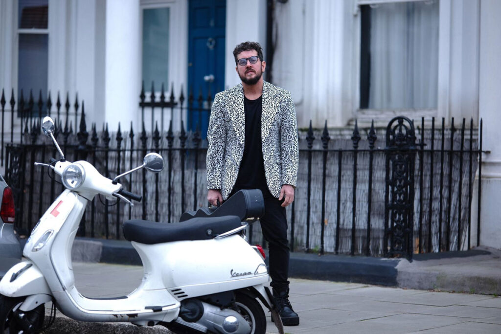 Vocalista do Barão Vermelho, Rodrigo Suricato faz ‘baile’ com pop rock nacional e internacional em Juiz de Fora