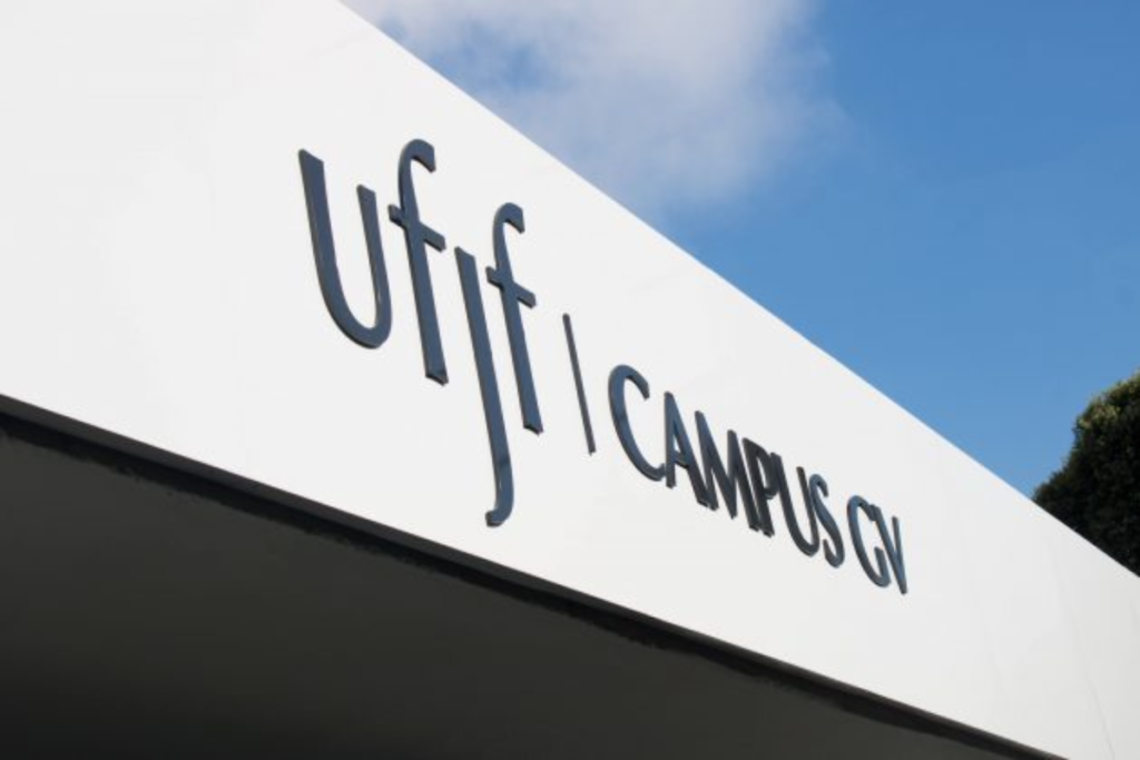 UFJF abre uma vaga para professor substituto, com salários de R$ 4.975,59 a R$ 8.058,29 e inscrições até 12 de maio.
