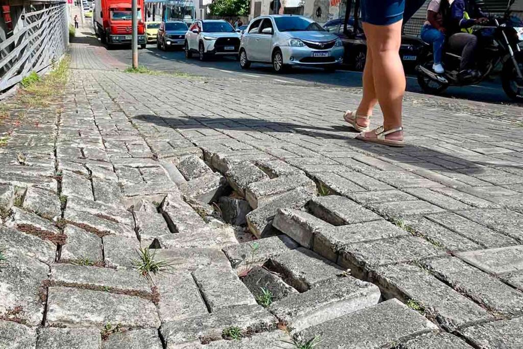Passeio irregular compromete mobilidade em rua da Zona Sul 1 VU-Passeio-com-defeito---Tribuna-(2)