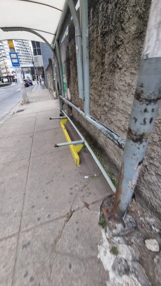 Ponto de ônibus danificado impede uso de banco na Avenida Itamar Franco 1 WhatsApp Image 2026 05 13 at 08.47.42