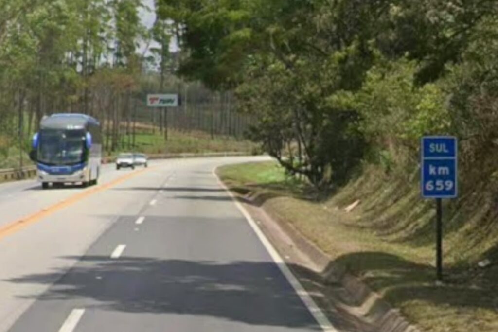Motorista morre após capotamento de carro na BR-040 1 Motorista morre após capotamento de carro na BR-040