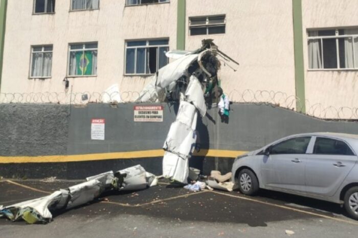 Avião cai e atinge prédio em BH; piloto e copiloto morrem 1 Avião cai e atinge prédio em BH; piloto e copiloto morreram no acidente