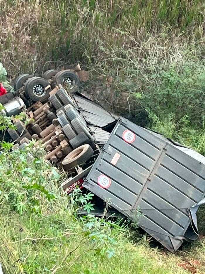 Motorista morre após carreta cair de ponte de 30 metros 1 b0c4cd14 c65a 4463 9fd2 d1ad827de4e5
