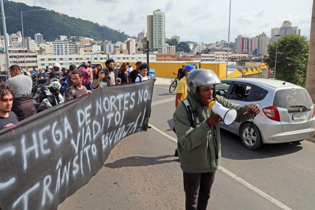 Motociclistas e entregadores se reuniram no Viaduto Roza Cabinda após a terceira morte registrada no trecho desde a inauguração da estrutura 