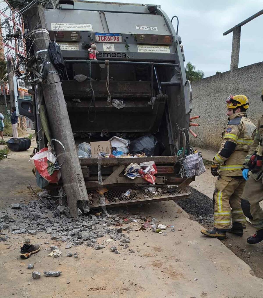 Servidor do Demlurb é atropelado por caminhão de coleta e fica esmagado entre veículo e poste 1 Servidor do Demlurb é atropelado por caminhão de coleta e fica esmagado entre veículo e poste