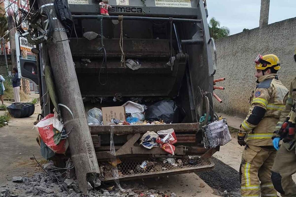 Servidor do Demlurb é atropelado por caminhão de coleta e fica esmagado entre veículo e poste 2 Servidor do Demlurb é atropelado por caminhão de coleta e fica esmagado entre veículo e poste