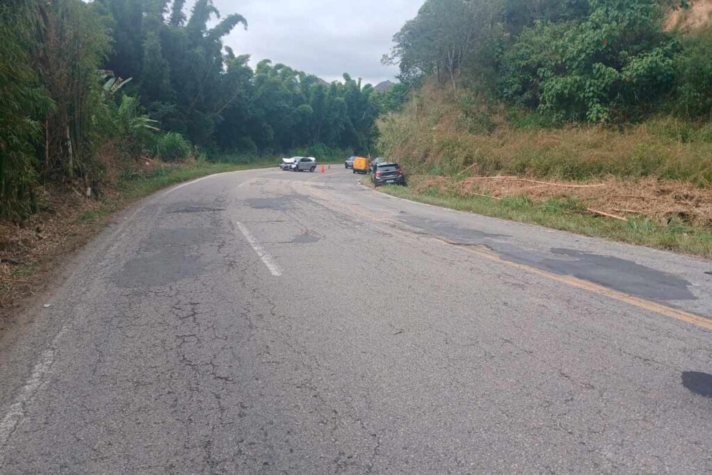 Caminhão sem freio atinge cinco carros na MG-353 e deixa três feridos 2 caminhão sem freio