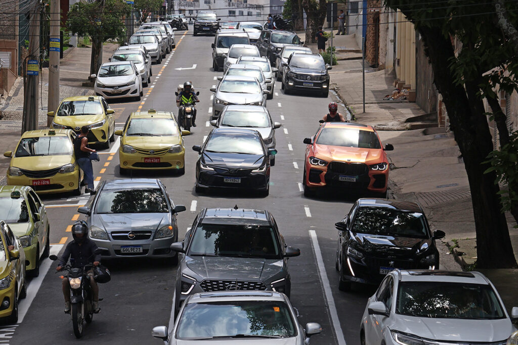 'Flanelinhas' poderão ser multados em Juiz de Fora por cobrança irregular em vias públicas 1 estacionamento rua juiz de fora