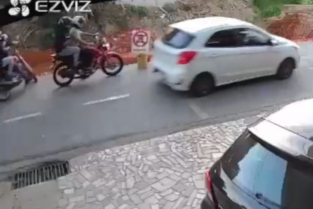 VÍDEO: Sem carteira e sob efeito de álcool, motociclista cai em cratera de obra em Ubá 1 fotos 62