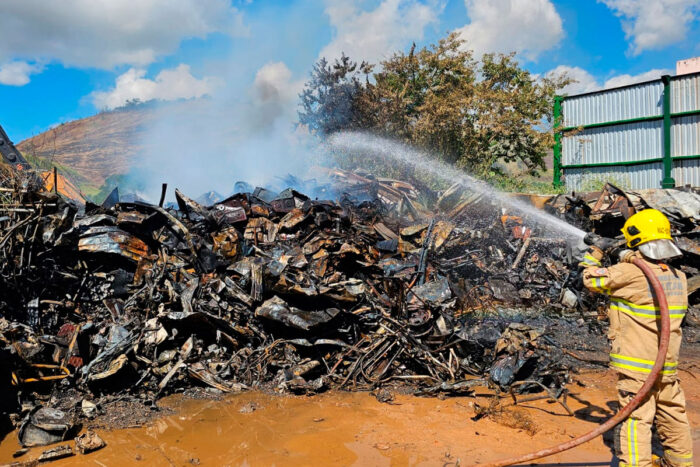 incendio ferro velho foto bombeiros