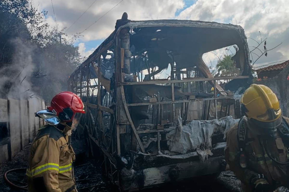 incêndio-ônibus-bombeiros