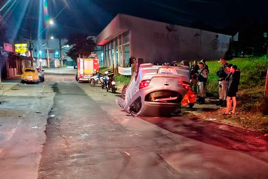 Motorista embriagado é preso após capotar carro na Zona Norte 1 motorista embriagado