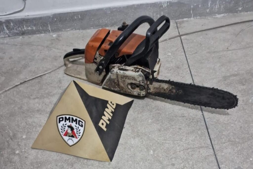 Motosserras são apreendidas durante corte de eucalipto em Santos Dumont 1 Motosserras são apreendidas durante corte de eucalipto em Santos Dumont