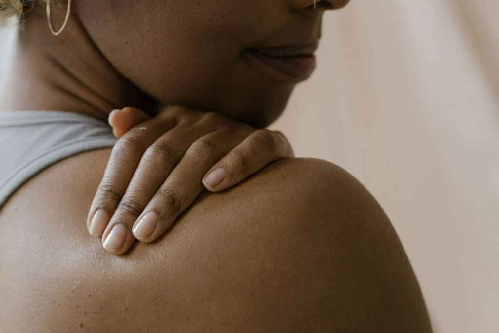 “Ombro congelado” pode estar ligado à menopausa? Veja o que dizem especialistas 1 ombro congelado foto pexels