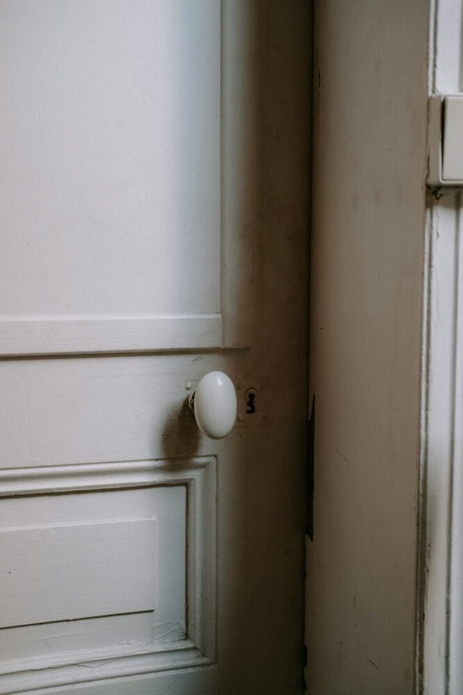 Quarto de bagunça 1 portafechada pexels Mathias Reding