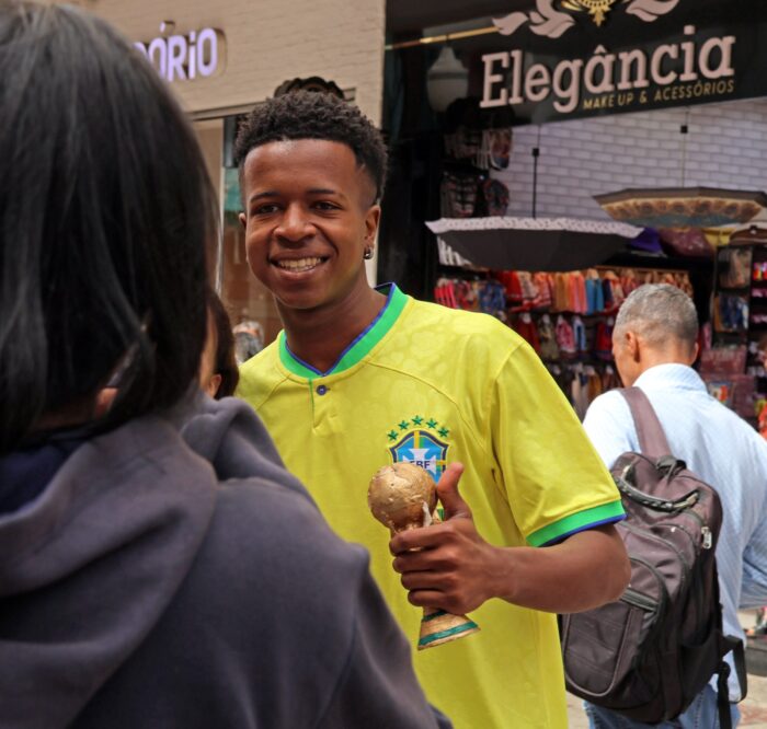 "Sósia do Vini Jr.": jovem é reconhecido nas ruas de JF pela semelhança com o atacante da Seleção Brasileira 2 vini jr