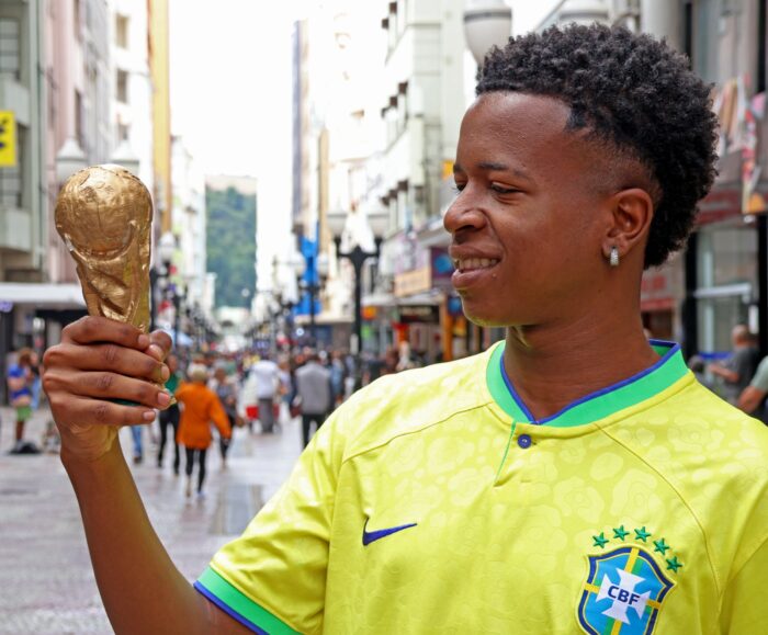 Tristeza e choros: juiz-foranos se frustam com o fim do sonho do Hexa em 2026 1 sosia vini jr. foto leonardo costa