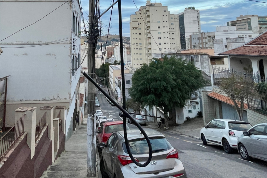 Fio solto expõe riscos na Rua Fernando Lobo 1 tornado parana 7