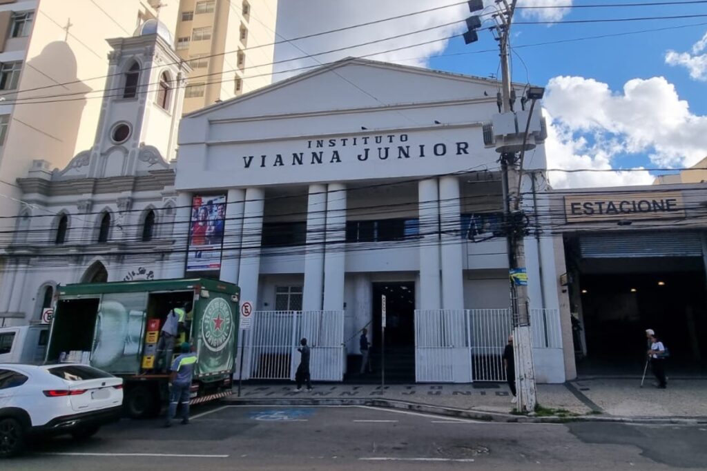 Justiça confirma venda do Vianna Jr. por R$ 3,8 milhões 1 Parceria com Apogeu garante continuidade do ensino básico no Vianna Júnior