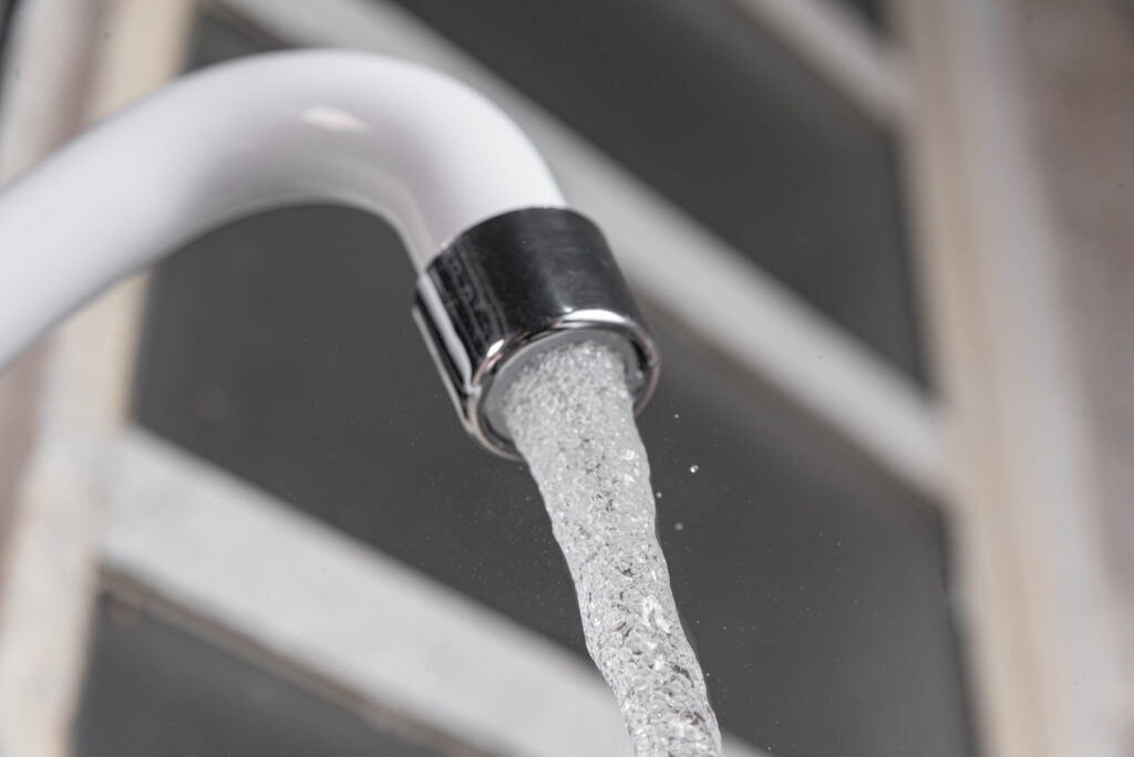 Desabastecimento de água atinge Bairro Aeroporto 1 white kitchen sink faucet close up